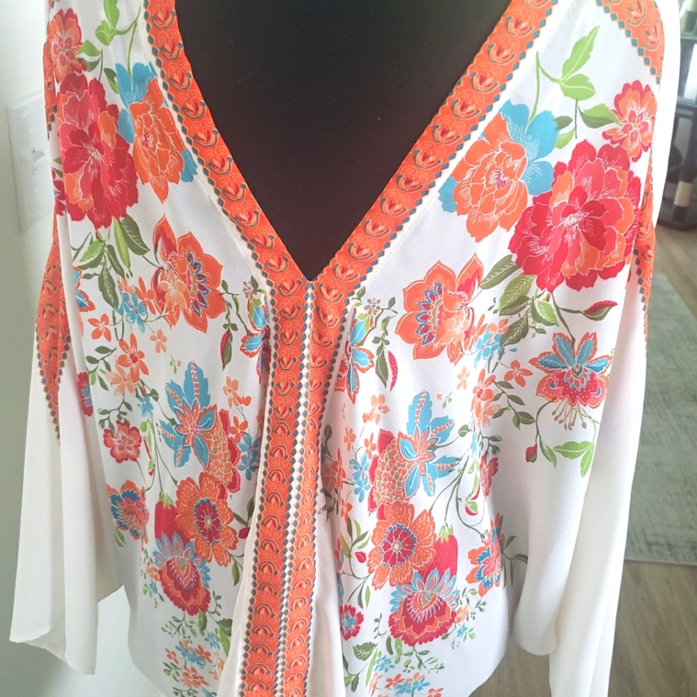 Rose & Olive 2x V-neck floral blouse
